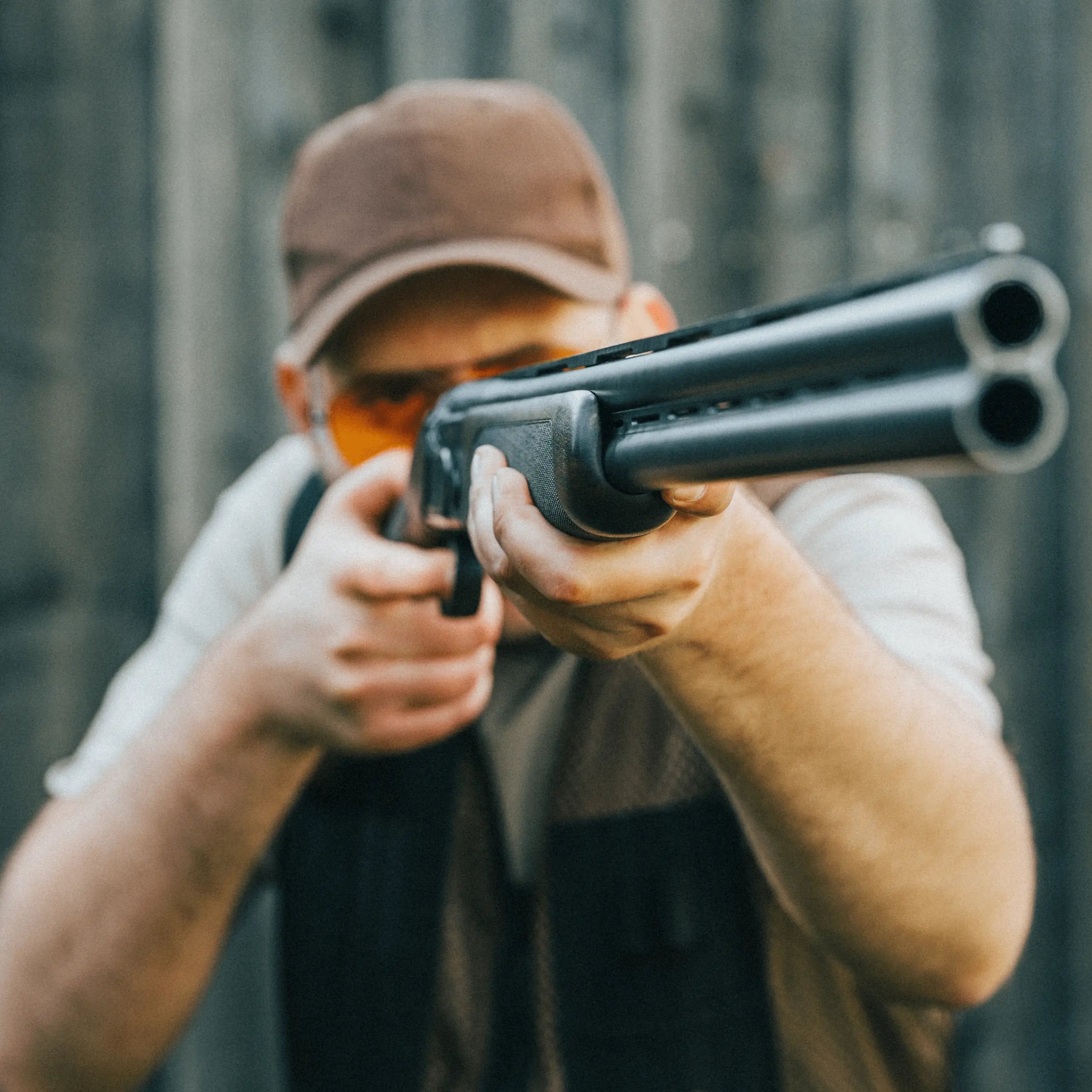 Dominic mit Flinte im Anschlag als persönlicher Moment aus Jagdpraxis und Schiesstraining