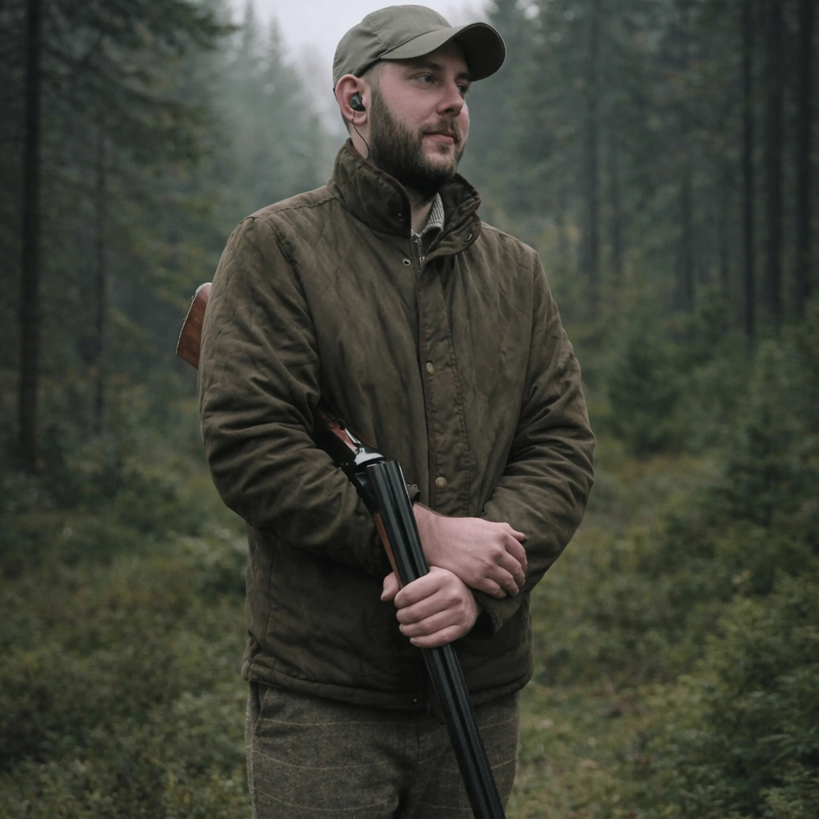 Dominic als Jäger im Wald mit Flinte als authentischer Moment aus Jagd, Natur und persönlicher Praxis