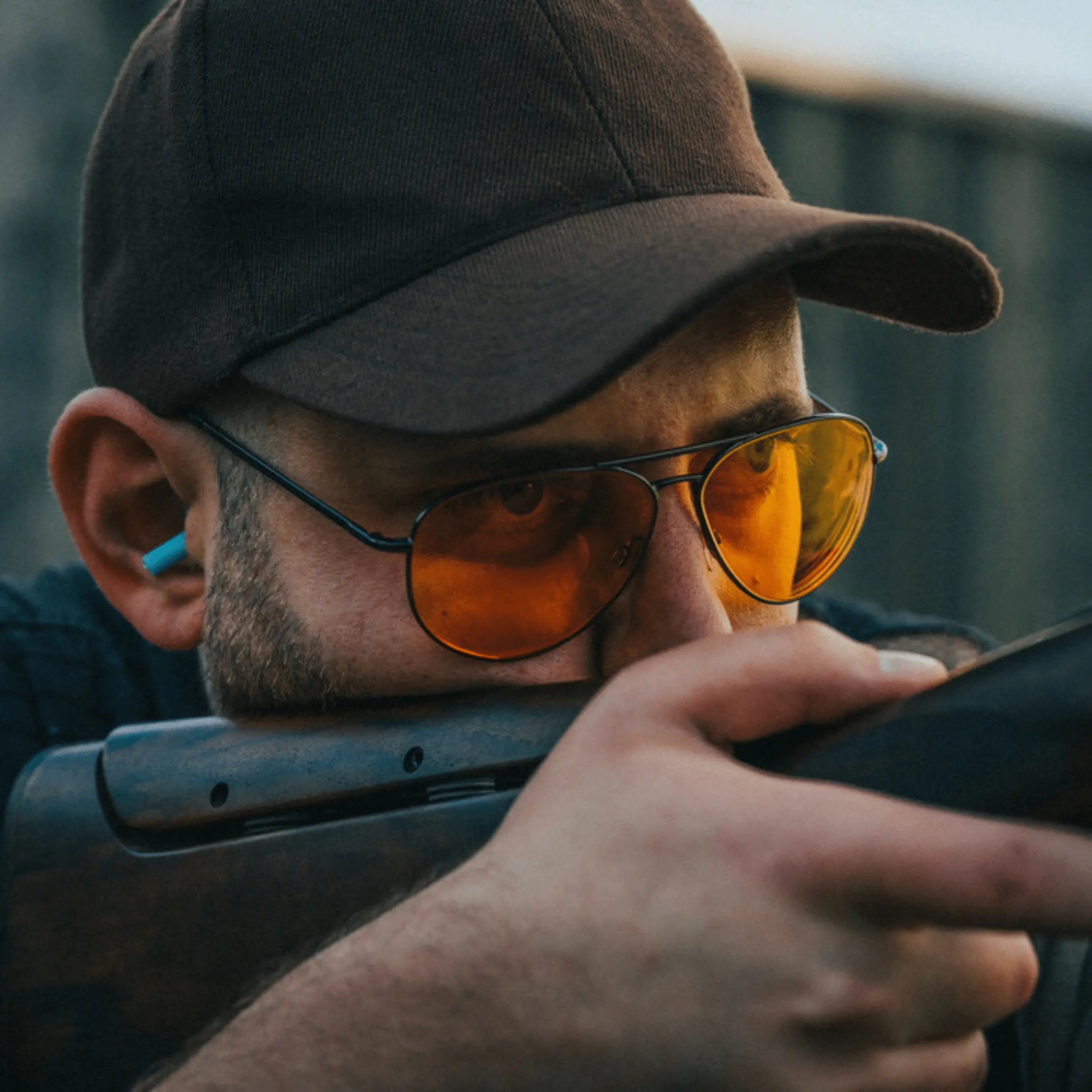 Schrotpatronen und Tontauben als Detail aus Jagdpraxis, Training und jagdlicher Ausruestung