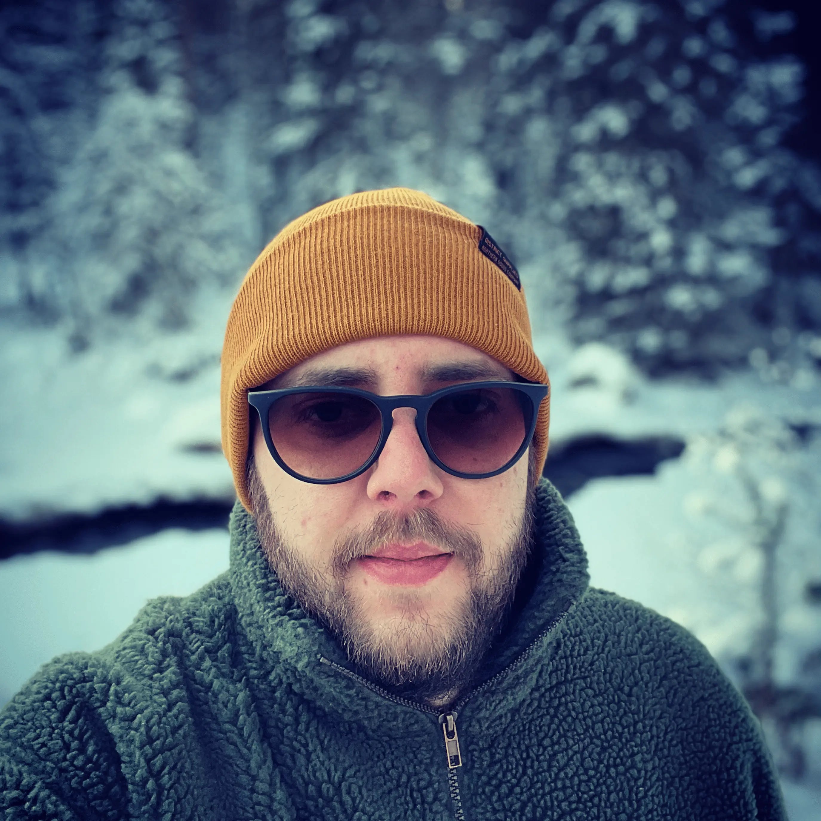 Dominic in winterlicher Natur als persönlicher Moment abseits der Arbeit und nah an Jagd und Outdoor