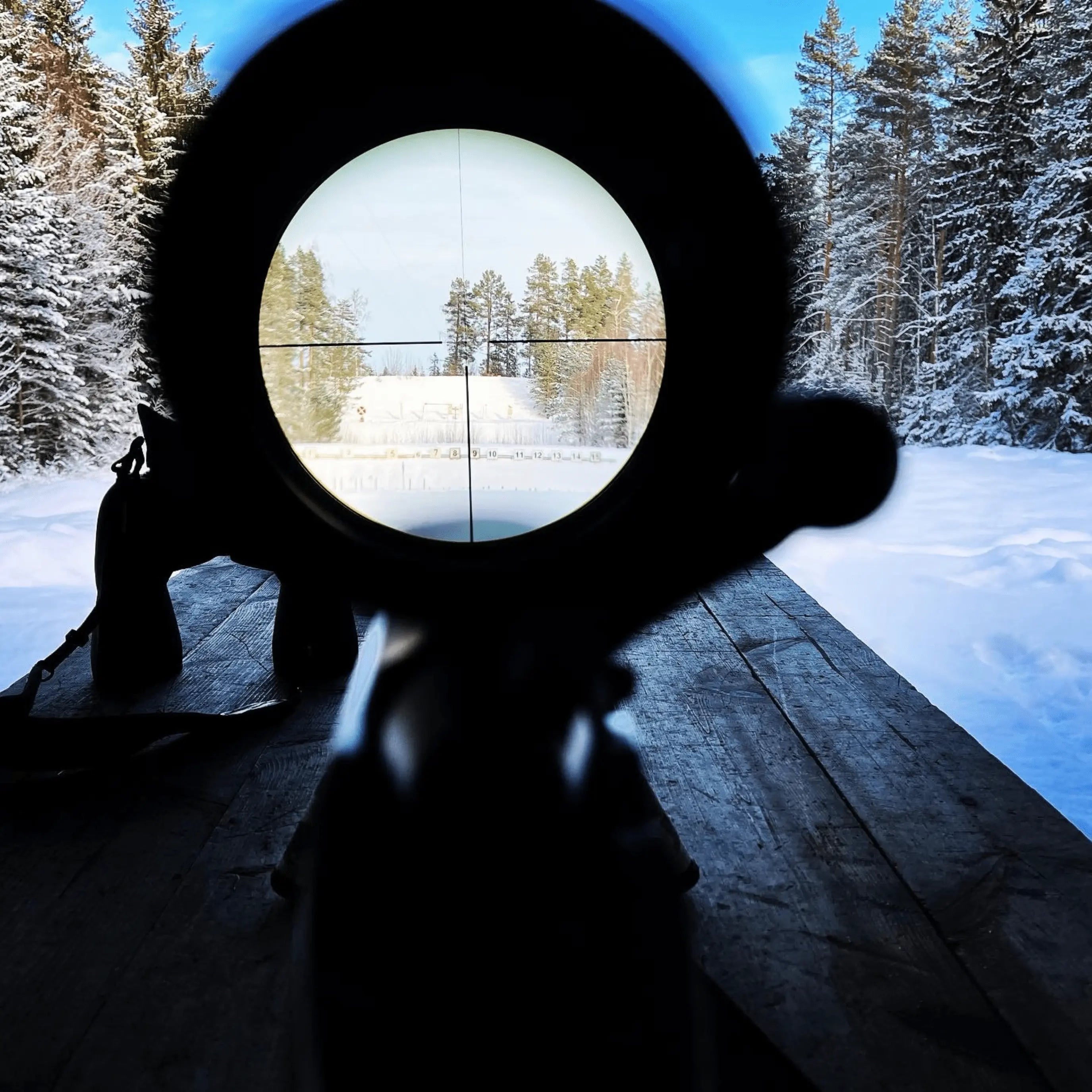 Blick durch ein Zielfernrohr auf eine winterliche Landschaft als persönlicher Moment aus Jagd und Praxis